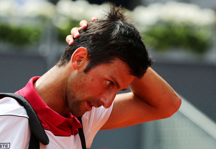 Een teleurgestelde Novak Djokovic druipt af in Madrid na zijn verliespartij tegen Kyle Edmund.