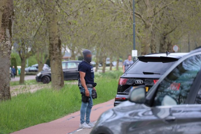 Een man is donderdagavond rond 19.00 uur aangehouden op de Winterdijk in Sprang-Capelle.