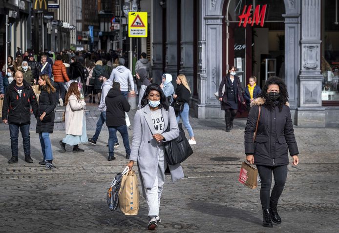 Winkelend publiek tijdens de koopzondag in het centrum van Amsterdam.