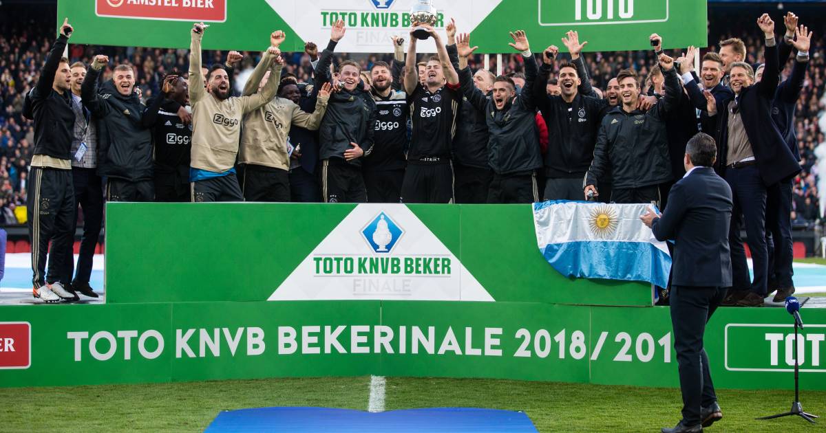 bedrijf Centrum Concreet Foutje: letter 'f' mist in 'bekerfinale' bij huldiging Ajax op het veld |  Offside | AD.nl