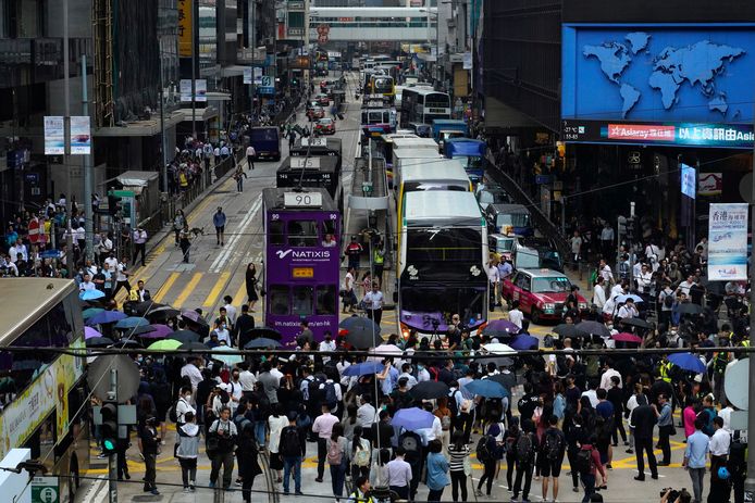 Demonstranten blokkeren het verkeer in Hongkong.
