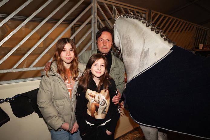 Peter Van Laet met zijn dochter Michele en haar vriendin Paulien.