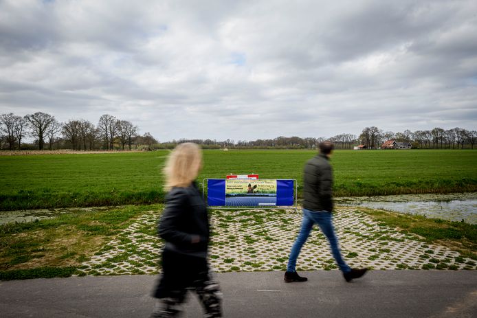 Het uitzicht vanaf de Weerribben trekt heel veel wandelaars. Maar hoe lang nog? Aanwonenden vrezen de plannen voor zonneparken en windturbines.