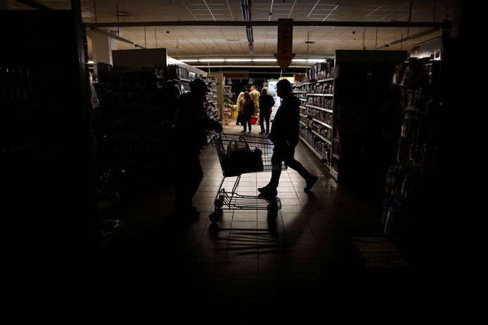 Mensen in een supermarkt in Charkiv tijdens een stroomonderbreking eerder deze week.