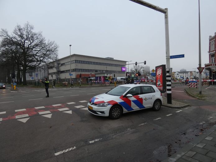 De politie regelde het verkeer op de drukke kruising van de Molenstraat met de Oldenzaalsestraat.