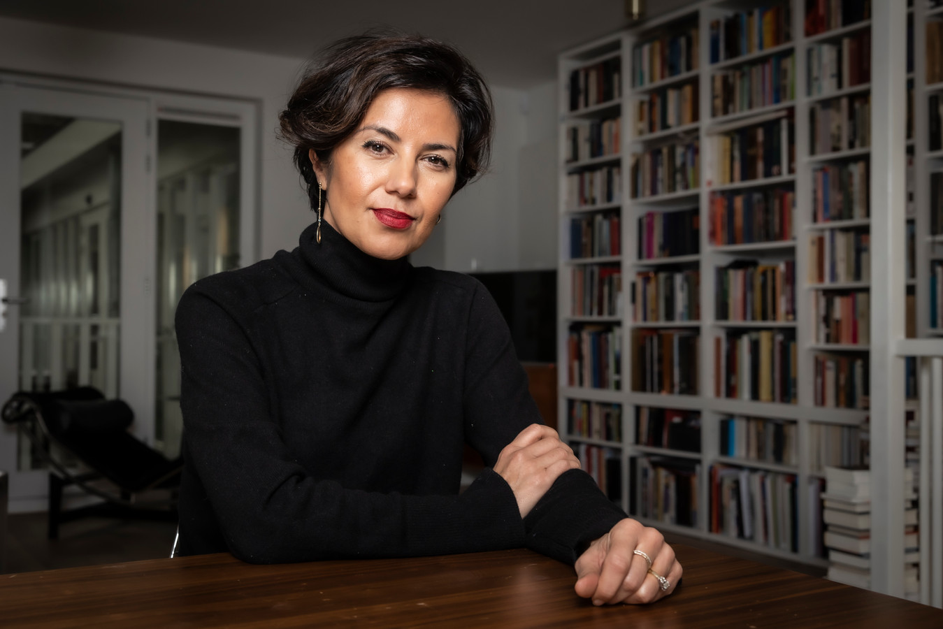 Gunay Uslu ‘Heb ik iets gedaan waardoor hij denkt dat hij mijn wang kan vastpakken?’ Foto bd.nl
