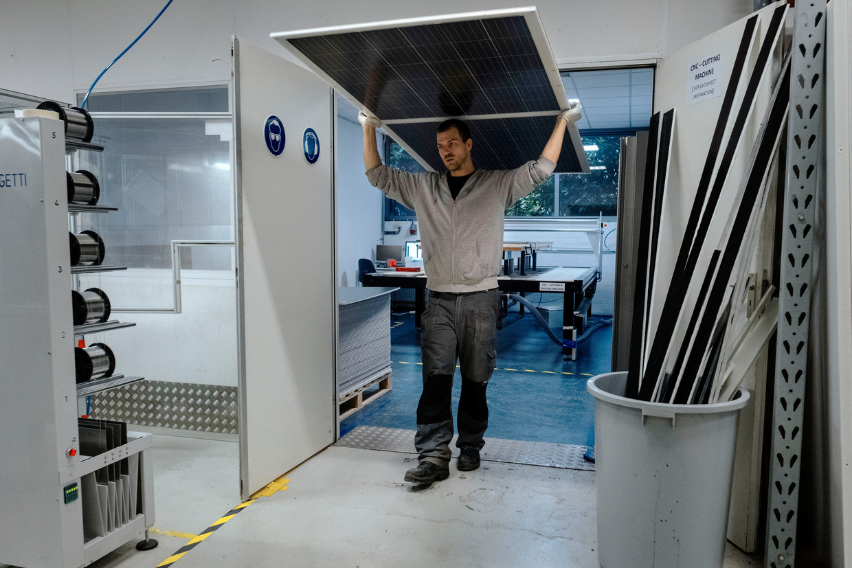 De zonnepanelen van Solarge uit Eindhoven zijn licht. Je tilt ze zo op. 
