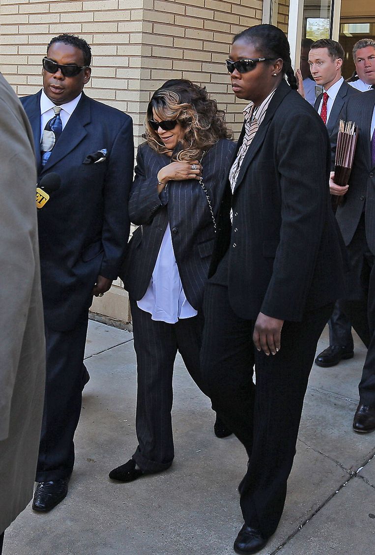 Tyka Nelson, zus van Prince, moet afwachten of ze nog iets vangt. Beeld Getty Images