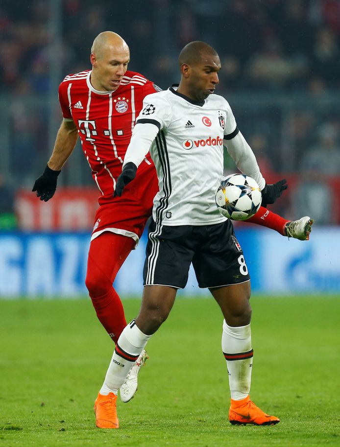 Soccer Football - Champions League Round of 16 First Leg - Bayern Munich vs Besiktas - Allianz Arena, Munich, Germany - February 20, 2018   Besiktas' Ryan Babel in action with Bayern Munich's Arjen Robben    REUTERS/Ralph Orlowski