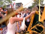 Prinses Amalia bedolven onder confetti-slierten tijdens Koningsdag
