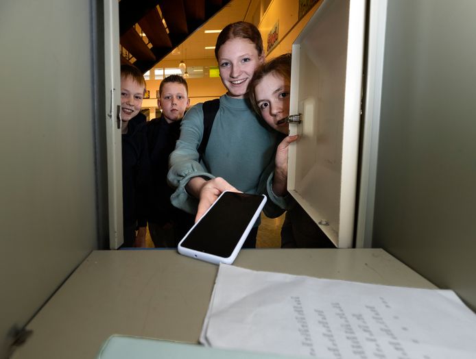 Leerlingen  Stan Maas, Dion Stam,  Emma van den Berkmortel en Janne Aarts bergen hun mobieltje op.