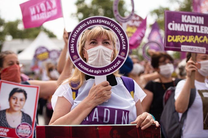 Vrouwen protesteren tegen ‘femicide’ in de Turkse metropool Istanboel. De protesten tegen vrouwenmoord liggen ten grondslag aan de nieuwe trend met zwart-witfoto's op sociale media, onder de hashtag #womensupportingwomen.