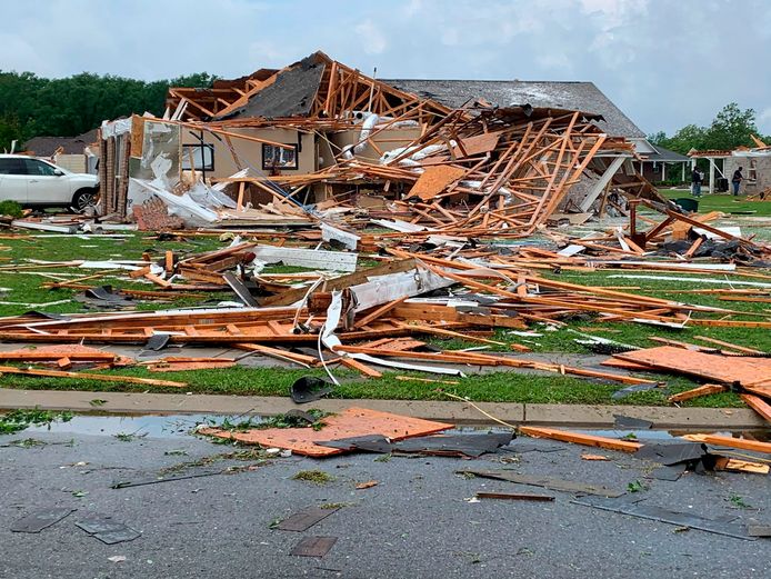 Een huis ligt er volledig vernield bij na de passage van een tornado in Monroe, een stadje in de staat Mississippi.