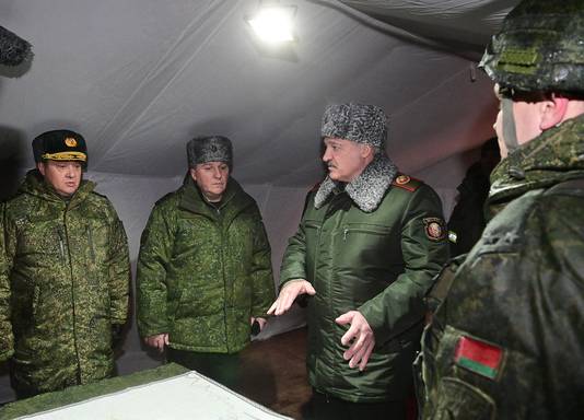De Wit-Russische president Aleksandr Loekasjenko tijdens gezamenlijke militaire oefeningen van het Russische en Wit-Russische leger in februari.