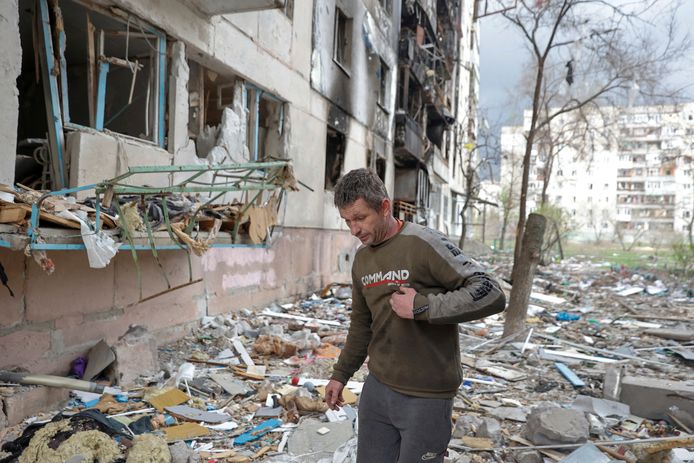 Een man bij een verwoest appartementsgebouw in Sjevjerodonetsk.