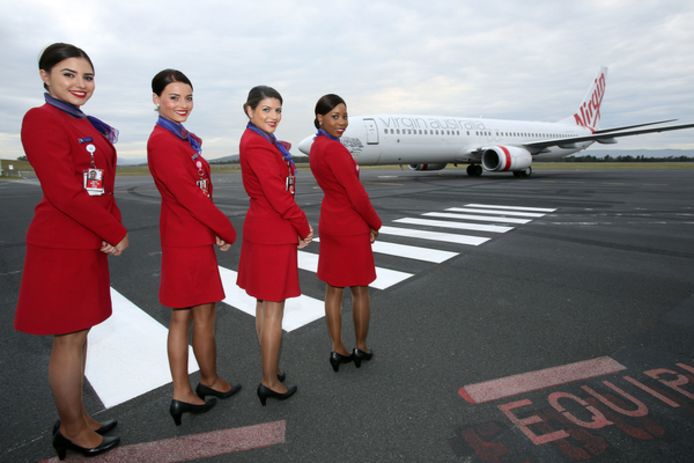 Personeel van Virgin Australia begroet een vlucht van Virgin Australia bij aankomst op Hobart International Airport op 13 november 2014 in Australië.