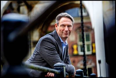 FNV-baas steekt actievoerende schippers op Maasveren een hart onder de riem