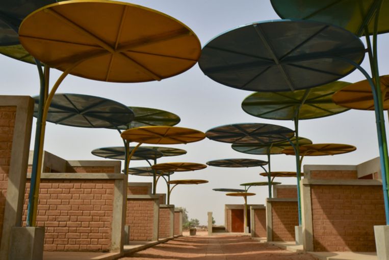 De markt met parasol overkapping.  Beeld united4design  