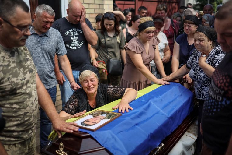 Natalia, de weduwe van een een Oekraïense soldaat, rouwt om haar man.  Beeld REUTERS