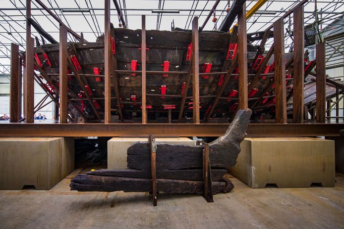 De IJsselkogge wordt in Batavialand geconserveerd. Als dat in 2024 klaar is, komt het schip terug naar Kampen.