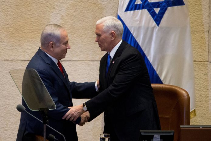 Amerikaans vicepresident Mike Pence drukt Israëlische premier Benjamin Netanyahu de hand voor hij het Israëlische parlement toespreekt.