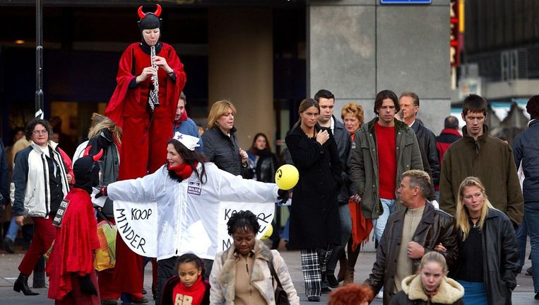 Actievoerders roepen op Niet-Winkeldag het publiek op minder te consumeren, 29 november 2003. Beeld anp
