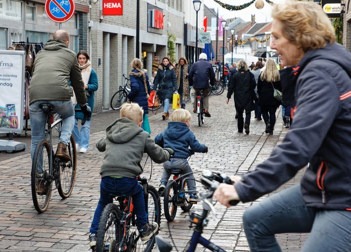 Winkelend publiek in de Rechterstraat.