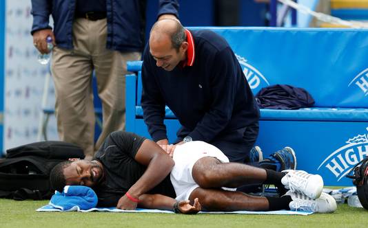 Donald Young krijgt een blessure behandeling in de wedstrijd tegen Novak Djokovic.