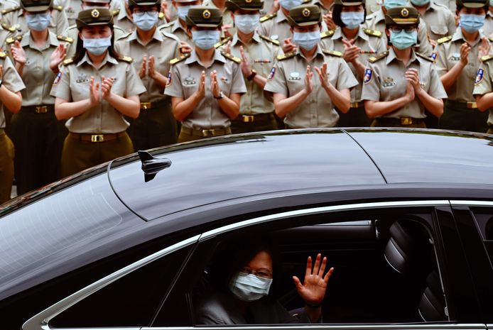 De nieuwe president van Taiwan Tsai Ing-wen zwaait naar haar troepen in Taipei.