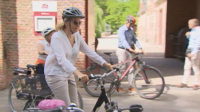 Koningin Mathilde start reeks fiets- en wandeltochten in teken van mentaal welzijn: “Waarom niet? Ik sport heel graag”