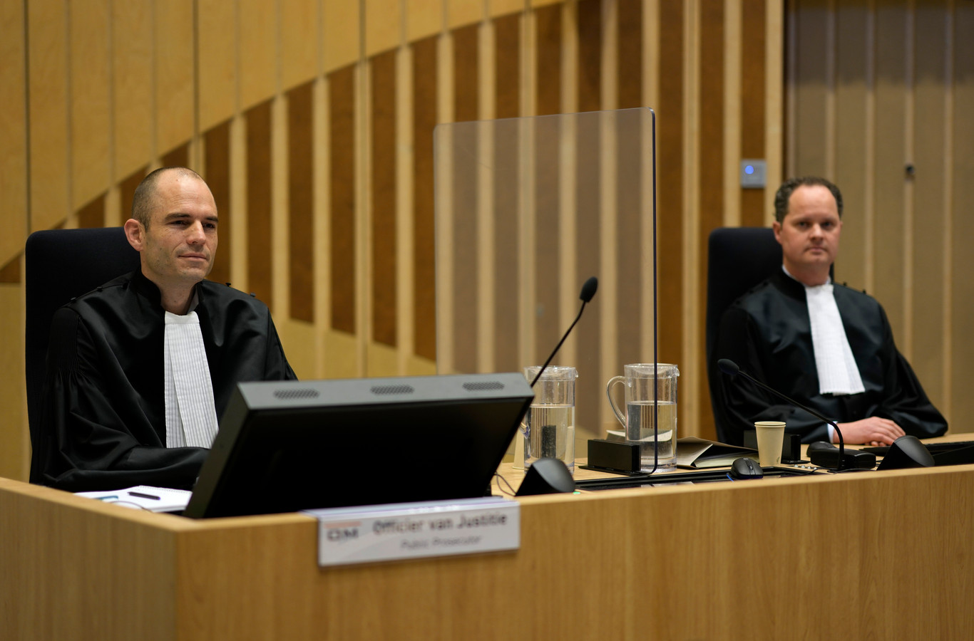 Officieren van justitie Ward Ferdinandusse (links) en Thijs Berger op de zitting van vandaag.