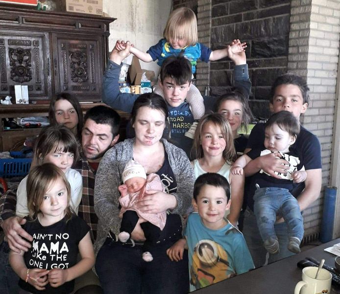 Een foto van Marino en Gwenny met elf kinderen, toen Gwenny nog zwanger was van hun twaalfde, dochtertje Laex.