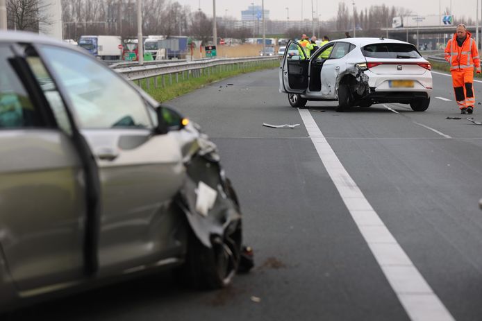 Zondagochtend 3 maart vond op de A4 ter hoogte van Den Hoorn een ernstig ongeval plaats tussen twee auto's.