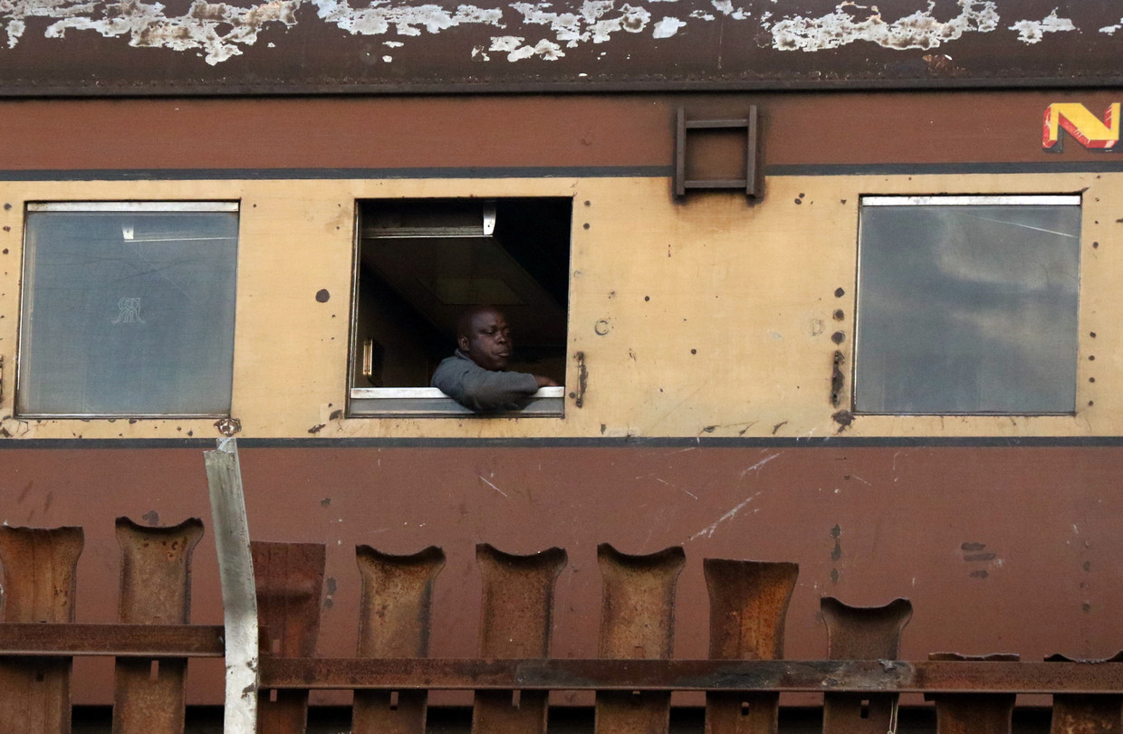 Een Zimbabwaan in juni van dit jaar in Harare aan boord van een vervallen trein. Beeld REUTERS
