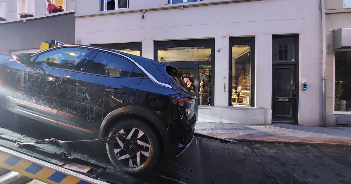 Premières voitures remorquées dans le centre-ville de Bossche pour faire place à La Vuelta |  Maison