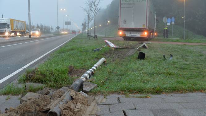 Vrachtwagen raakt van de weg en ramt verkeerslicht en verkeersbord in Breda