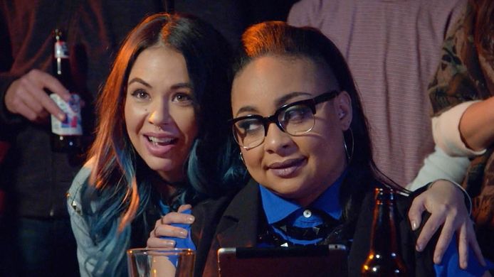 Raven-Symoné (rechts) is actrice in de serie Raven's Home van Disney.