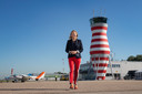 Directeur Hanne Buis van Lelystad Airport voor de verhoogde verkeerstoren.