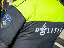 Fietser (83) in Leiden klapt met hoofd op straat na harde duw, politie zoekt verdachte