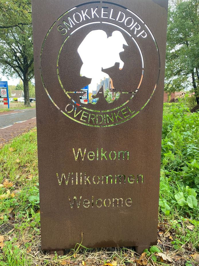 De welkomstborden aan de rand van Overdinkel maken duidelijk dat het smokkeldorp klaar is voor gasten tot ver buiten de regio.