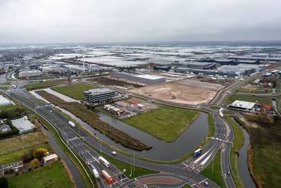 Twee nieuwe hotels naast de McDonalds: één voor arbeidsmigranten en één voor zakenlui en toeristen