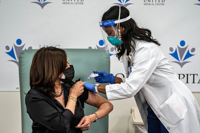 De aankomende Amerikaanse vicepresident Kamala Harris kreeg eind vorig jaar het Moderna-vaccin toegediend in een ziekenhuis in Washington D.C.