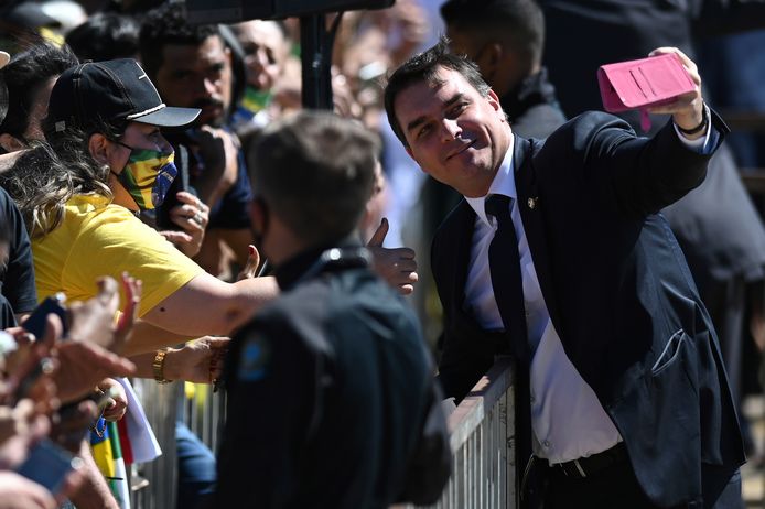 Flavio Bolsonaro neemt een selfie met aanhangers van zijn vader.