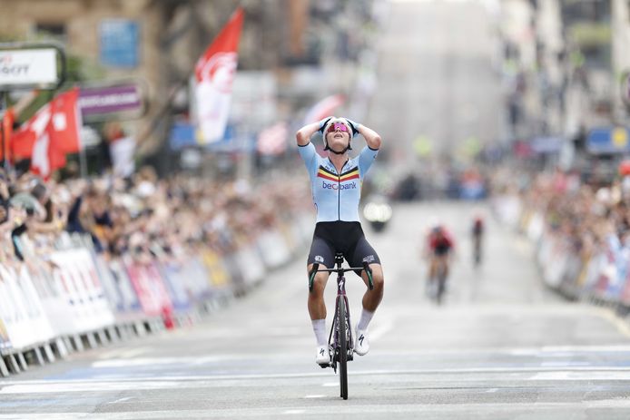 Lotte Kopecky lijkt het niet te geloven, maar ze heeft zich zojuist tot wereldkampioen in het wielrennen gekroond.
