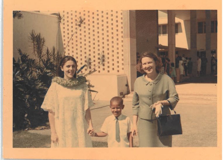 Barack Obama met zijn moeder Ann Dunham (links) en grootmoeder Madelyn Lee Payne Dunham. Beeld Familiearchief Obama-Robinson
