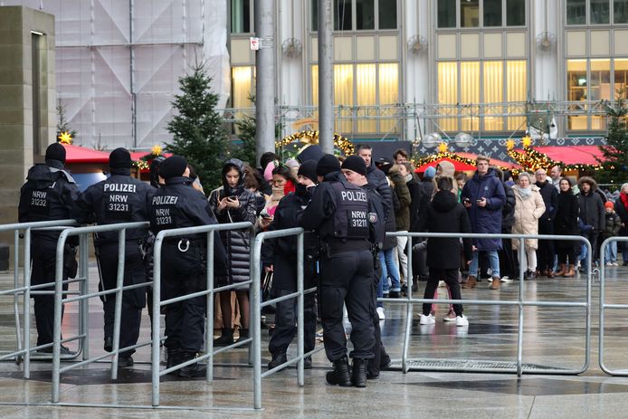 Archiefbeeld. Iedereen die een religieuze dienst wil bijwonen in de Dom in Keulen wordt door de politie gecontroleerd. (24/12/23)