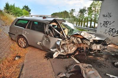 Auto botst hard op viaduct in Leende, bestuurder klautert zelf uit het wrak