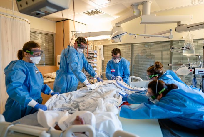 Medewerkers op de speciale Covid-IC afdeling in het Leids Universitair Medisch Centrum (LUMC).