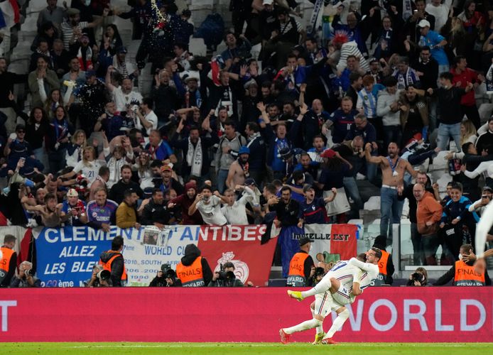 Enkele seconden nadat Theo Hernández de winnende goal tegen België scoort in Turijn wordt hij met een soort vreugde-ippon naar de grond gewerkt door Karim Benzema