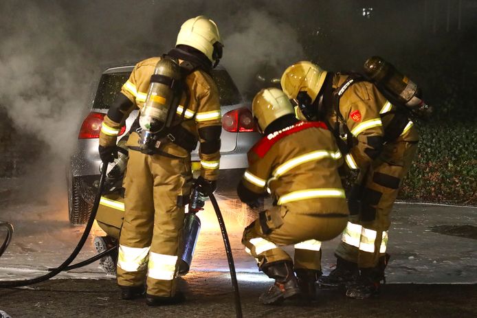 Brandweer blust de Volkswagen Golf in Berghem.